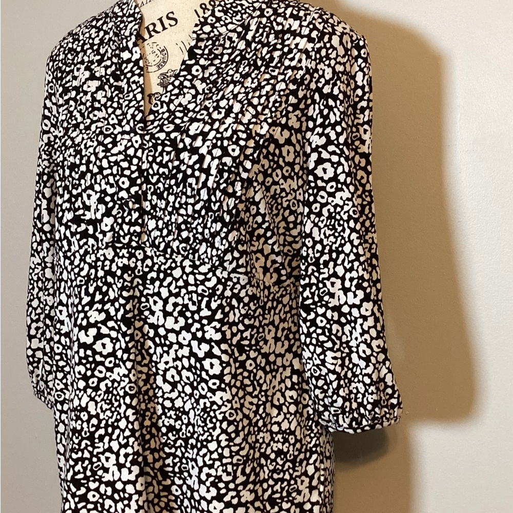 PETITE TOP V-NECK PEASANT SLEEVED BLACK & WHITE TOP by STYLE & COMPANY SZ. LP